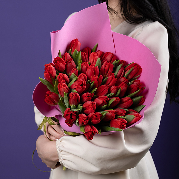 Купить Букет 51 красный тюльпан в Санкт-Петербурге с бесплатной доставкой: цена, фото, описание